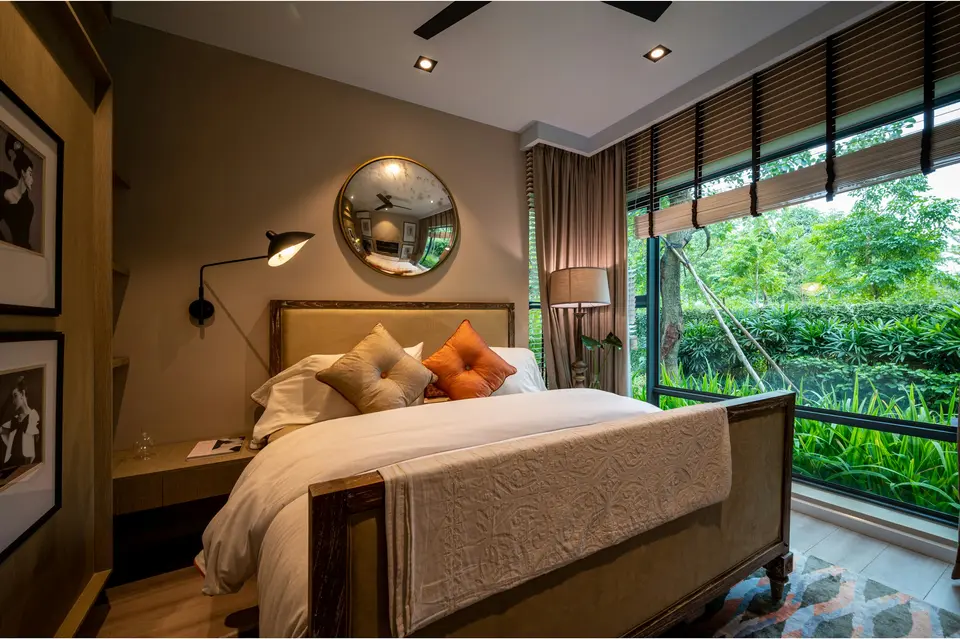 Chambre avec lit double et vue sur la végétation